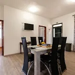 Achada House - Traditional House 아파트